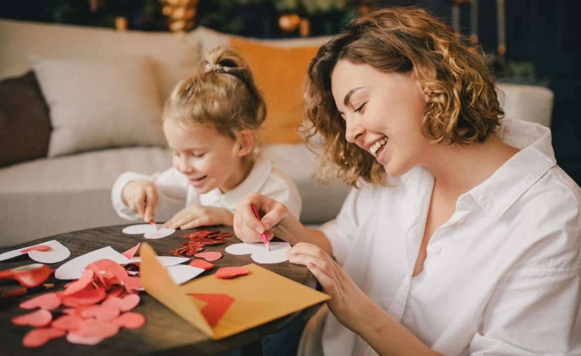 Atelier fabrication carte DIY pour la Saint-Valentin entre une mère et sa fille
