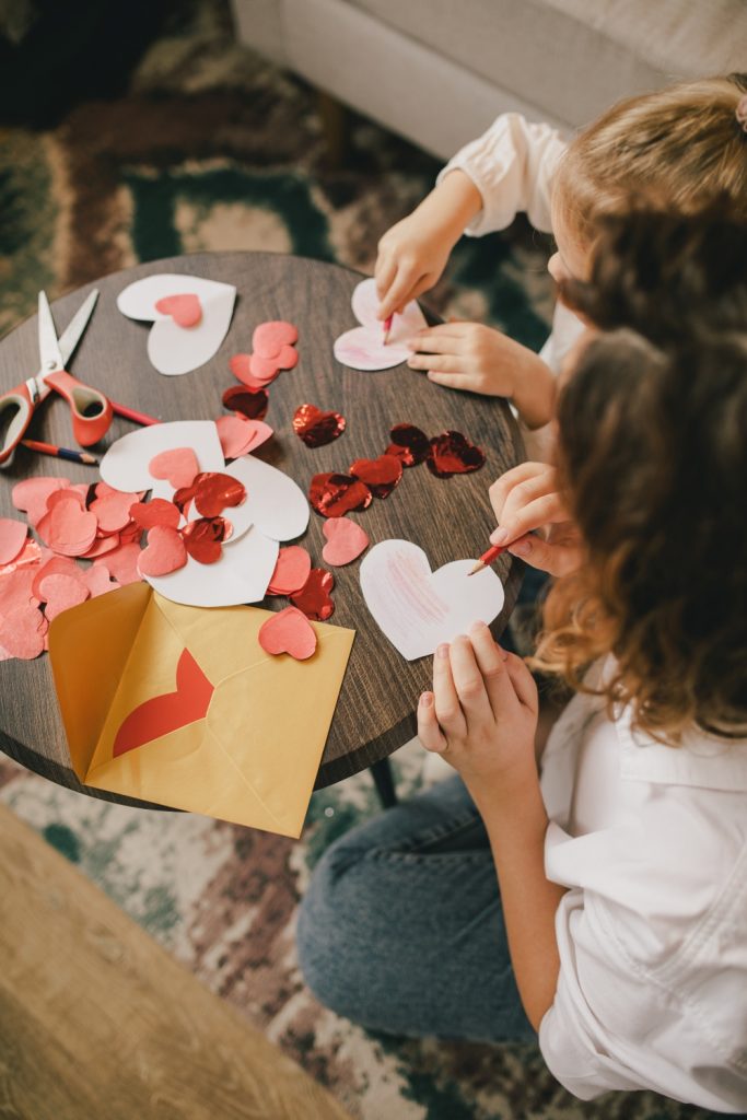 Atelier de fabrication d'une carte de Saint-Valentin