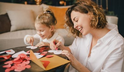 Atelier fabrication carte DIY pour la Saint-Valentin entre une mère et sa fille