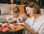 Atelier fabrication carte DIY pour la Saint-Valentin entre une mère et sa fille
