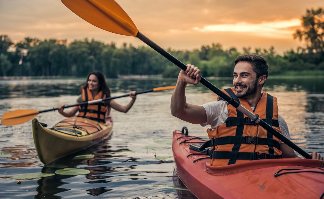 Couple heureux faisant du kayak