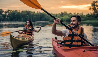 Couple heureux faisant du kayak