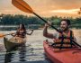 Couple heureux faisant du kayak