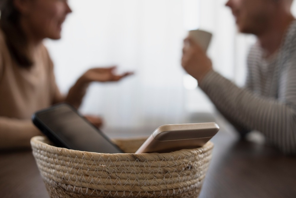 Couple discutant sans leurs téléphones