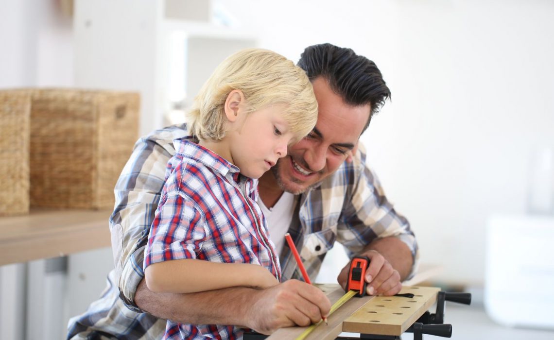 Un père et son fils en train de bricoler