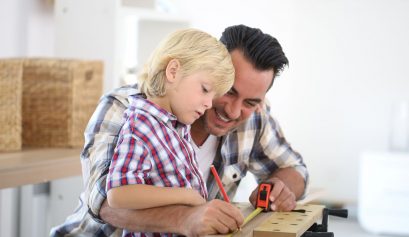 Un père et son fils en train de bricoler