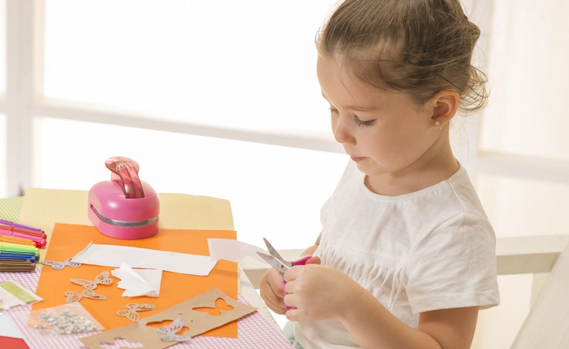 Une petite fille fabrique un cadeau fait main