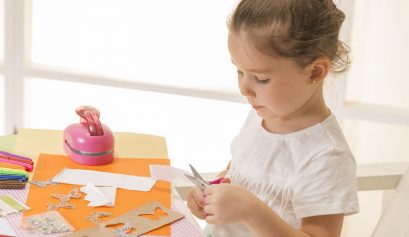 Une petite fille fabrique un cadeau fait main