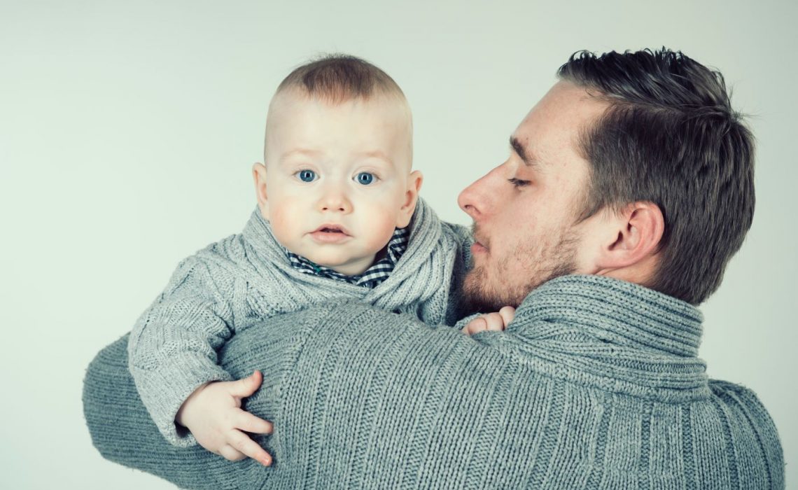 Un papa portant son bébé dans ses bras