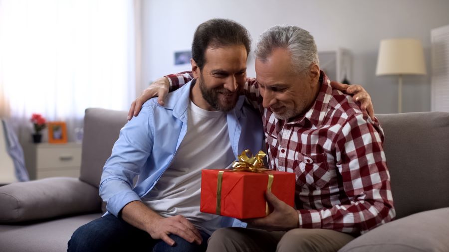 Un homme offre à son père un cadeau pour la fête des pères