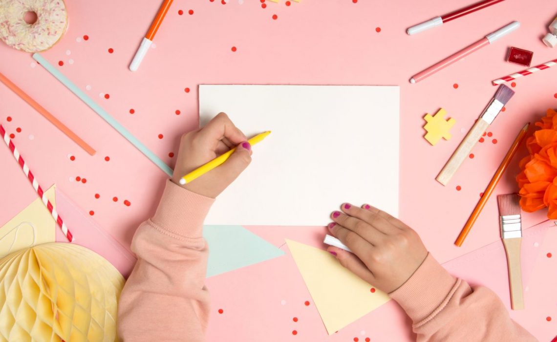 Une fille en train de dessiner