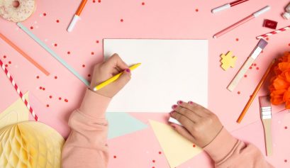 Une fille en train de dessiner