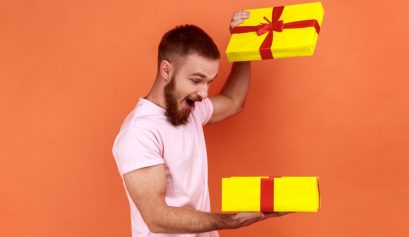 Un homme ouvrant un cadeau