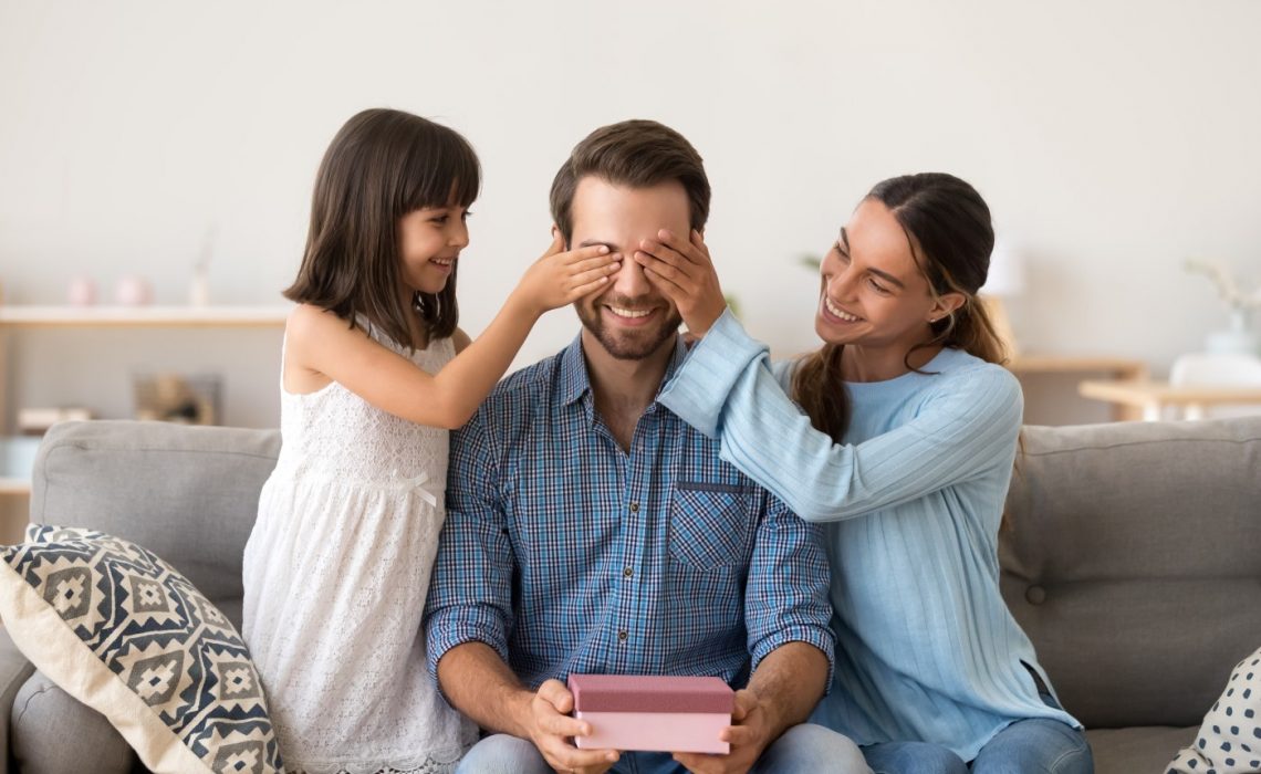 Deux filles offrant un cadeau original à leur papa