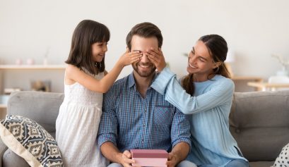 Deux filles offrant un cadeau original à leur papa