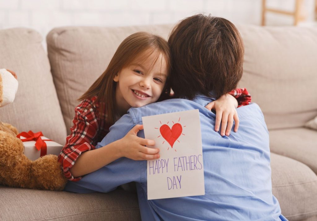 Une fille qui offre un message à son papa pour la fête des pères