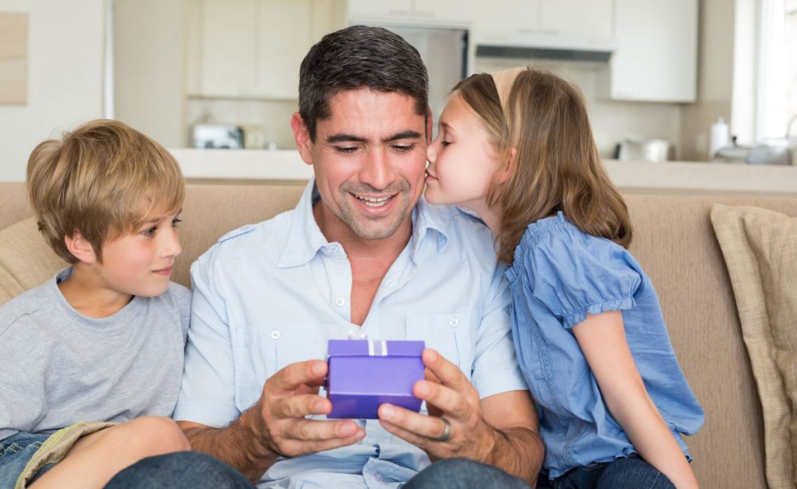 Un papa recevant un cadeau de ses enfants