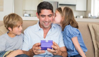 Un papa recevant un cadeau de ses enfants