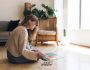 Femme assise dans son salon qui réfléchit devant un puzzle photo personnalisé