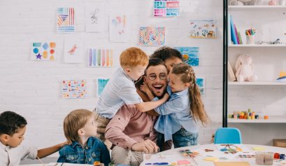 Enfants jouant avec leur maître