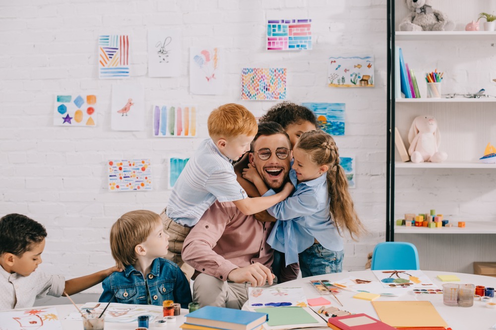 Enfants jouant avec leur maître