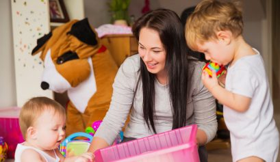 Nounou s'occupant de petits enfants