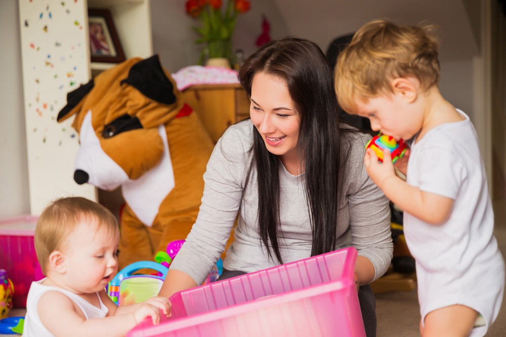 Nounou s'occupant de petits enfants