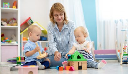 Une nounou s'occupe de 2 enfants à la crèche