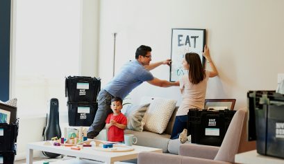 choisir meilleur cadeau de crémaillère - famille qui emménage