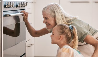 mamie et petite fille cuisine