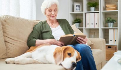 mamie passionnée lecture chien