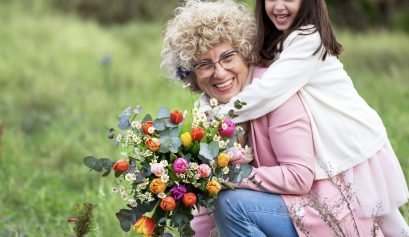petite fille offre fleurs à mamie