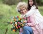petite fille offre fleurs à mamie