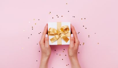 cadeau entouré de confettis