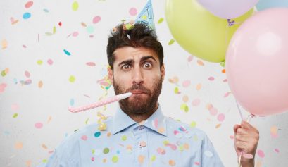 Homme qui fête son anniversaire de 30 ans