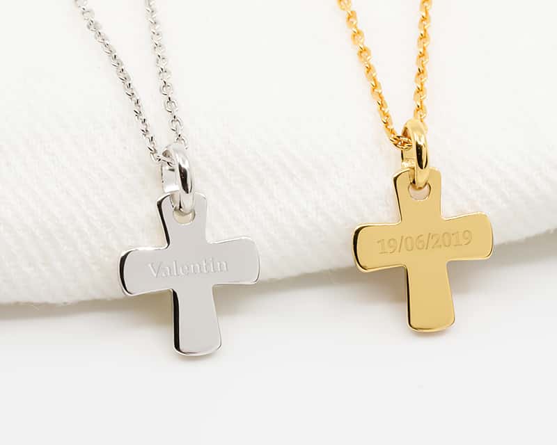Colliers avec pendentifs en forme de croix, disponibles en or et argent. Les pendentifs sont personnalisés avec un prénom