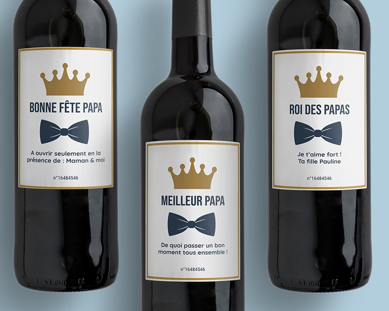 Trois bouteilles de vin Papa royal personnalisées avec des messages pour la Fête des pères. Bouteille 1 : Bonne Fête Papa, à ouvrir seulement en la présence de Maman et moi. Bouteille 2 : Meilleur papa, de quoi passer un bon moment tous ensemble ! Bouteille 3 : Roi des papas, je t'aime fort ! Ta fille Pauline.