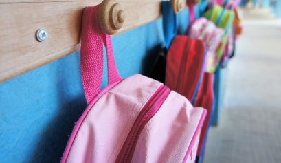 Rentrée des maternelles : sacs à dos d'élèves suspendus