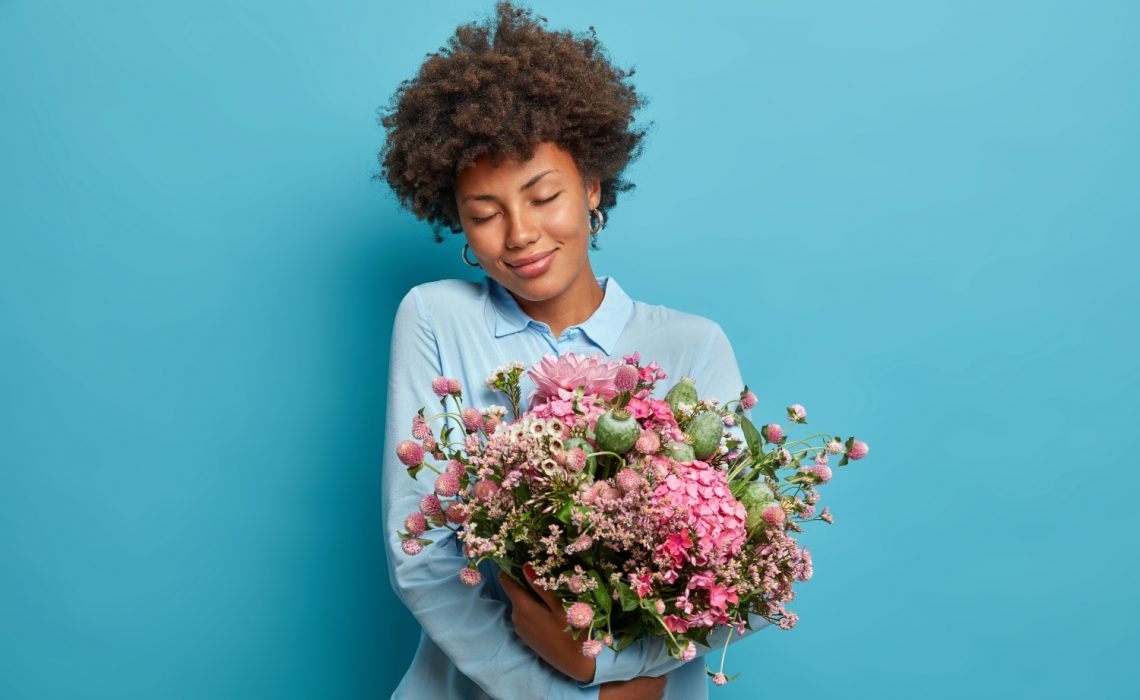 Femme avec un bouquet de fleurs de Saint-Valentin