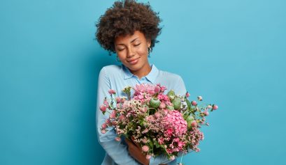 Femme avec un bouquet de fleurs de Saint-Valentin