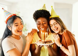 Groupe de jeunes amies qui fêtent un anniversaire