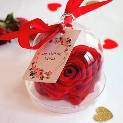 Rose rouge éternelle en forme de cœur et son étiquette personnalisable