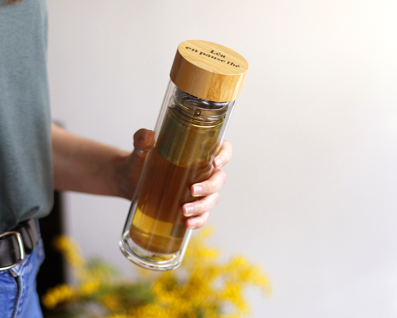 Bouteille à thé en verre avec couvercle personnalisé et infuseur - Message