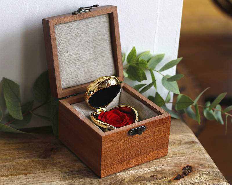 Bouton de rose en or et rose éternelle secrète dans son coffret en bois gravé