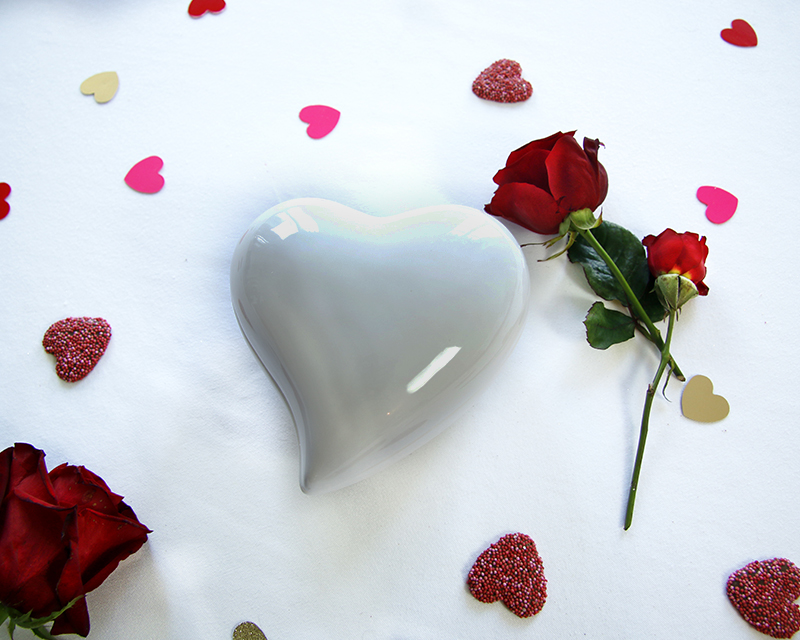Rose Éternelle avec Perle Nacrée et son Pétale Personnalisable dans son Écrin Secret
