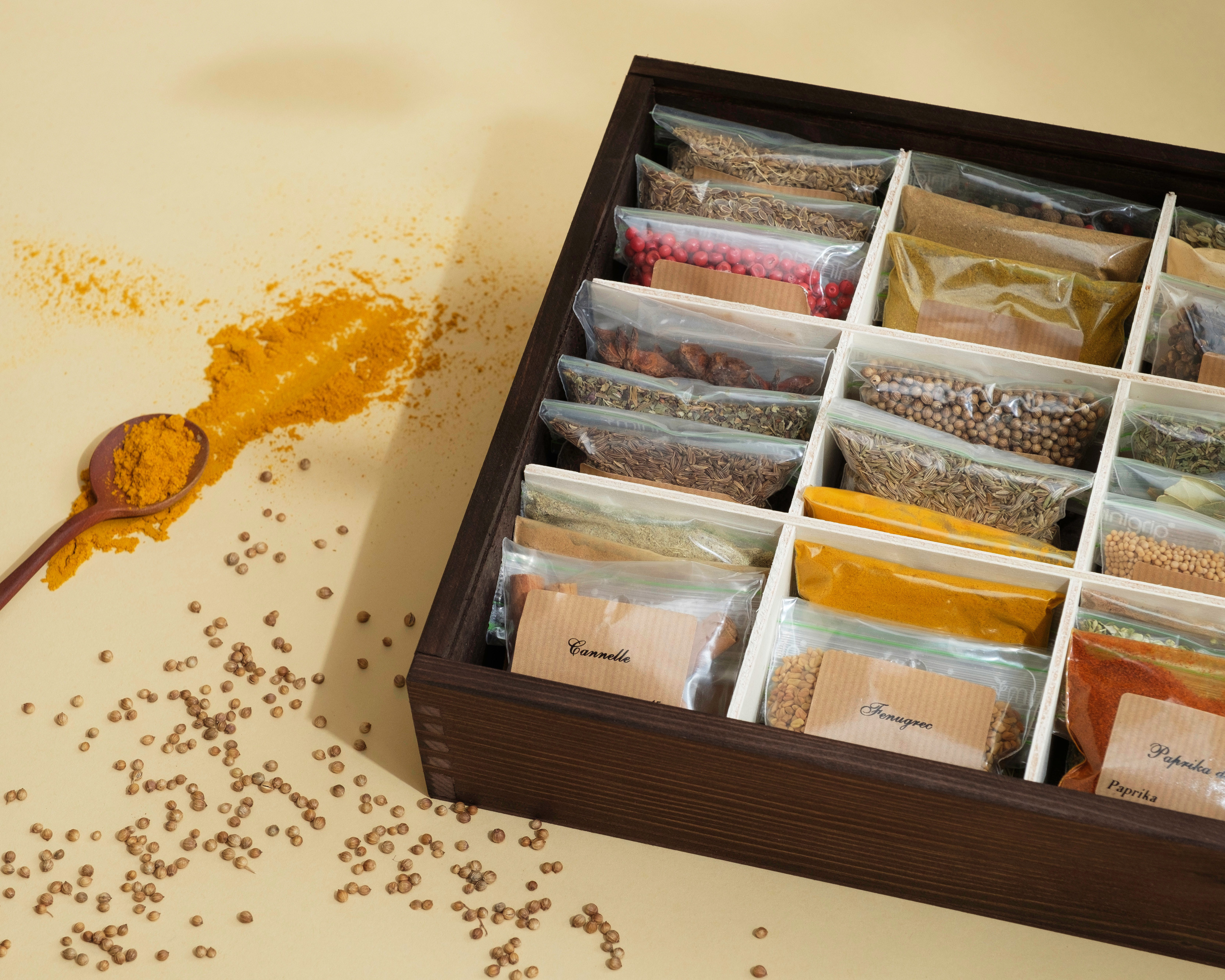 Grand coffret d'épices gravé « Les bonnes raisons d'être HOT » - 36 épices du monde