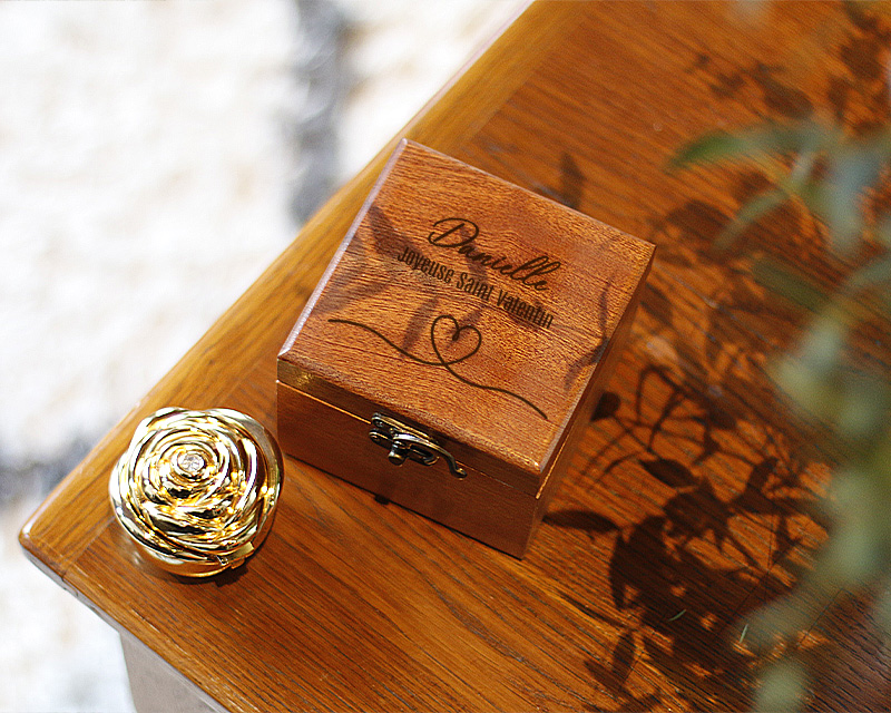 Bouton de rose en or et rose éternelle secrète dans son coffret en bois gravé
