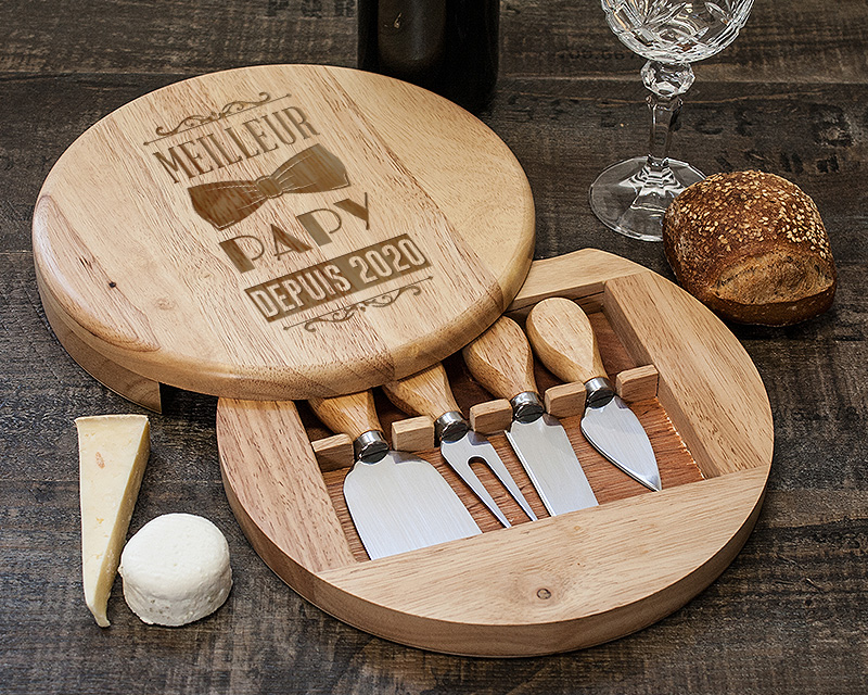 Plateau à fromages en bois gravé et ses 4 couteaux - Meilleur Grand-Père