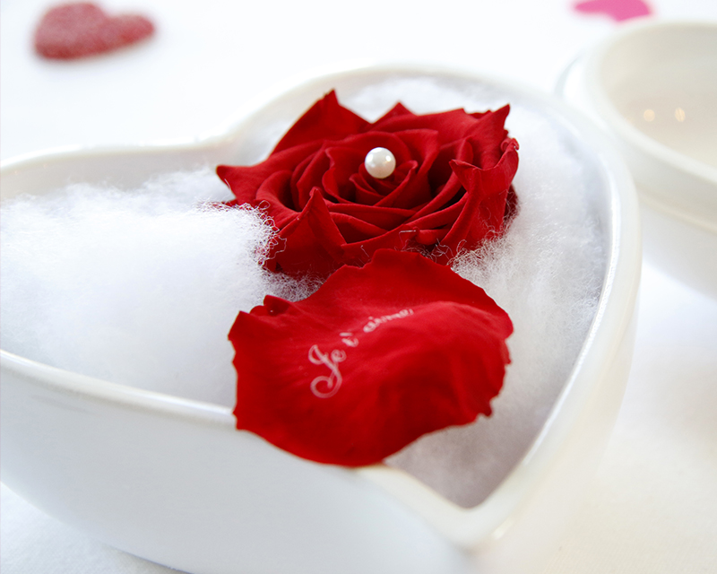 Rose Éternelle avec Perle Nacrée et son Pétale Personnalisable dans son Écrin Secret