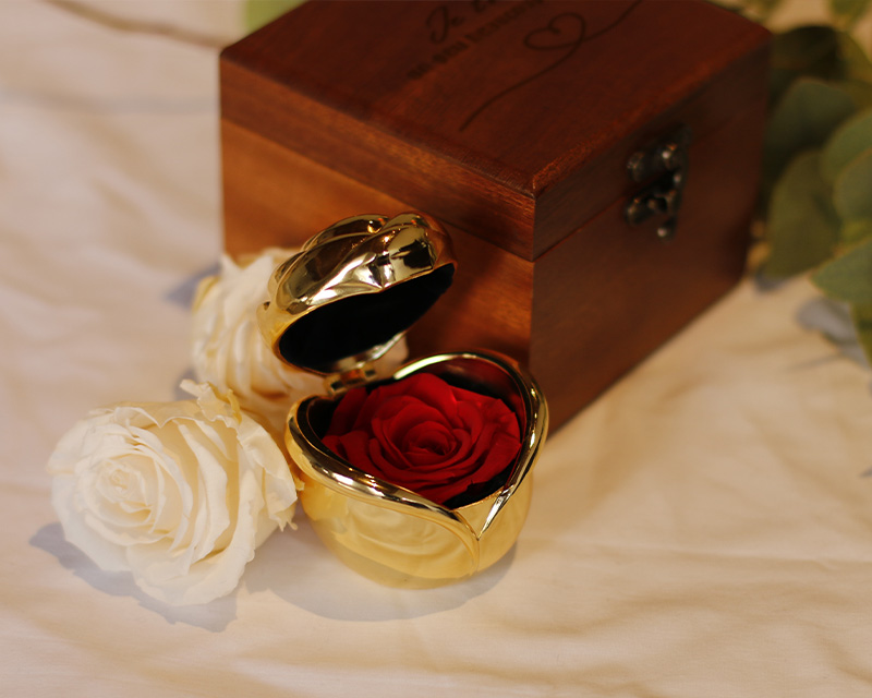 Bouton de rose en or et rose éternelle secrète dans son coffret en bois gravé
